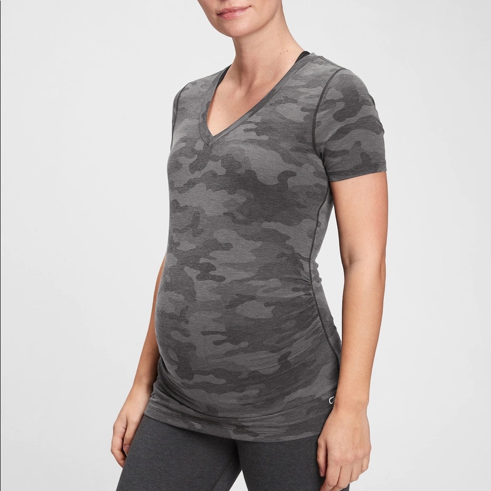 Maternity - GapFit Breath v-neck T-shirt